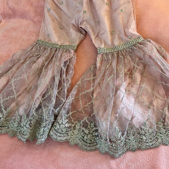 I am selling this beautiful Sharara set for 4 years girl It’s sha-posh brand. - Picture 2 of 4